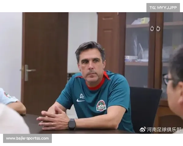 火箭队教练组深入战术研讨探索提升球队整体实力与比赛表现 火箭队教练组深入战术研讨探索提升球队整体实力与比赛表现